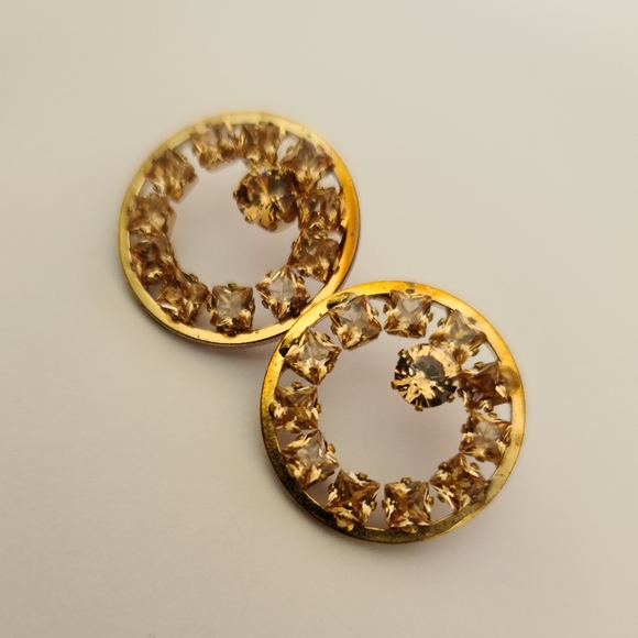 Jewelry - Gold round shaped earrings